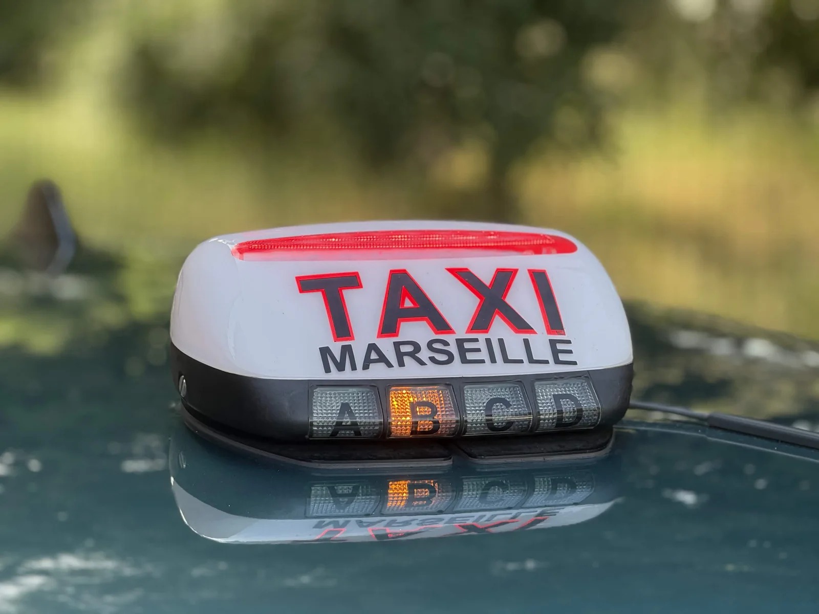 Enseigne Taxi Marseille du véhicule Taxi Provence